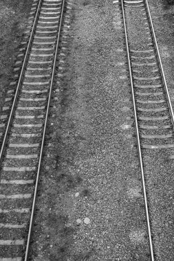 Demiryolu trenini geçtikten sonra temalı tren yoluna fotoğraf, hızlı tren treninden önce uzun tren raylarından oluşan fotoğraf, demiryolu taşımacılığı.