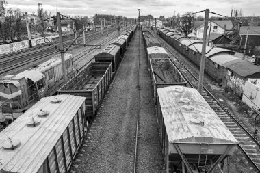 Demiryolu trenini geçtikten sonra temalı tren yoluna fotoğraf, hızlı tren treninden önce uzun tren raylarından oluşan fotoğraf, demiryolu taşımacılığı.