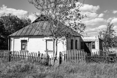 Doğal arka planda terk edilmiş güzel bir çiftlik evi, terk edilmiş eski bir çiftlik evi, gökyüzünün üzerinde terk edilmiş eski bir çiftlik evi.