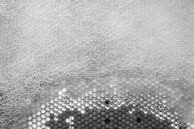 Altın nektarla dolu altıgen bal peteklerinden arı damlayan bal damlası, bal peteği yaz kompozisyonu doğal bal damlası, balmumu çerçeve arısına damlayan bal damlası, bal peteğine damlayan bal damlası