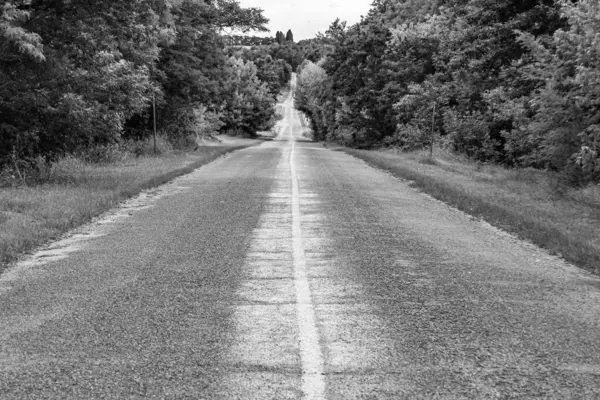 Renkli arka planda güzel boş asfalt yol, kırsal alandan geçen yeni boş asfalt yol, yeşillik kırsalında hız arabası için boş asfalt yol.