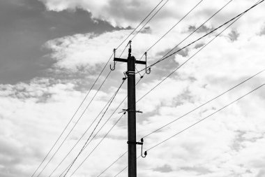 Karanlık arka planda elektrik teli olan elektrik direği yakın planda, elektrik direği ile gökyüzünün altındaki halat teli, konut binaları için elektrik direğine bağlı halat teli içeren fotoğrafçılık.