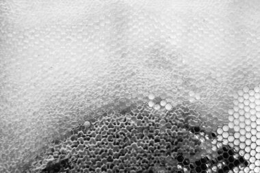 Altın nektarla dolu altıgen bal peteklerinden arı damlayan bal damlası, bal peteği yaz kompozisyonu doğal bal damlası, balmumu çerçeve arısına damlayan bal damlası, bal peteğine damlayan bal damlası