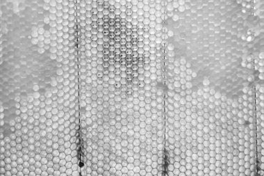 Altın nektarla dolu altıgen bal peteklerinden arı damlayan bal damlası, bal peteği yaz kompozisyonu doğal bal damlası, balmumu çerçeve arısına damlayan bal damlası, bal peteğine damlayan bal damlası