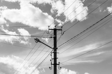 Elektrik direği, arka planda çizgi teli, yakın planda elektrik direği, elektrik direği, gökyüzünün altında halat teli, konut binaları için elektrik direği.