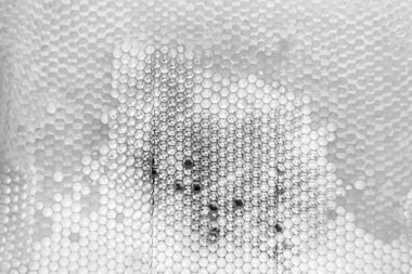 Altın nektarla dolu altıgen bal peteklerinden arı damlayan bal damlası, bal peteği yaz kompozisyonu doğal bal damlası, balmumu çerçeve arısına damlayan bal damlası, bal peteğine damlayan bal damlası