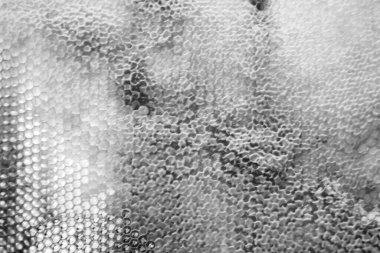 Altın nektarla dolu altıgen bal peteklerinden arı damlayan bal damlası, bal peteği yaz kompozisyonu doğal bal damlası, balmumu çerçeve arısına damlayan bal damlası, bal peteğine damlayan bal damlası