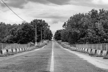 Renkli arka planda güzel boş asfalt yol, kırsal alandan geçen yeni boş asfalt yol, yeşillik kırsalında hız arabası için boş asfalt yol.