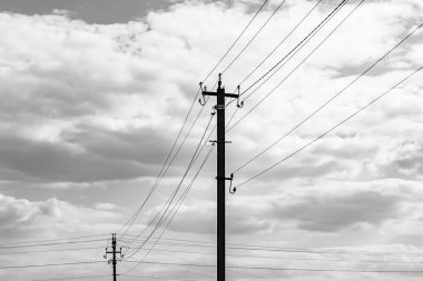 Karanlık arka planda elektrik teli olan elektrik direği yakın planda, elektrik direği ile gökyüzünün altındaki halat teli, konut binaları için elektrik direğine bağlı halat teli içeren fotoğrafçılık.