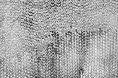 Altın nektarla dolu altıgen bal peteklerinden arı damlayan bal damlası, bal peteği yaz kompozisyonu doğal bal damlası, balmumu çerçeve arısına damlayan bal damlası, bal peteğine damlayan bal damlası