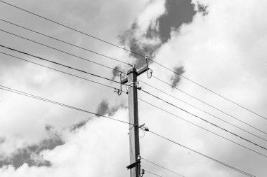 Elektrik direği, arka planda çizgi teli, yakın planda elektrik direği, elektrik direği, gökyüzünün altında halat teli, konut binaları için elektrik direği.