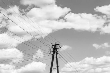 Elektrik direği, arka planda çizgi teli, yakın planda elektrik direği, elektrik direği, gökyüzünün altında halat teli, konut binaları için elektrik direği.