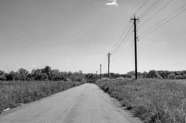 Elektrik direği, arka planda çizgi teli, yakın planda elektrik direği, elektrik direği, gökyüzünün altında halat teli, konut binaları için elektrik direği.