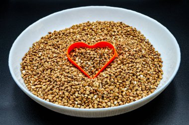 Ham doğal ürünlerden oluşan güzel organik karabuğday taneleri. Kuru karabuğday taneleri. Lezzetli yulaf lapası malzemesi. Doğadan gelen kuru karabuğday taneleri yenilebilir ve sağlıklı.