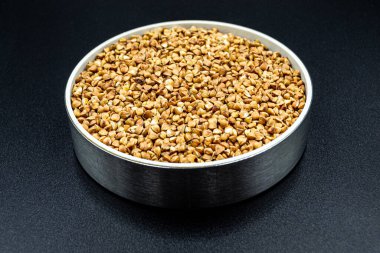 Ham doğal ürünlerden oluşan güzel organik karabuğday taneleri. Kuru karabuğday taneleri. Lezzetli yulaf lapası malzemesi. Doğadan gelen kuru karabuğday taneleri yenilebilir ve sağlıklı.