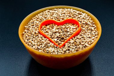 Ham doğal ürünlerden oluşan güzel organik karabuğday taneleri. Kuru karabuğday taneleri. Lezzetli yulaf lapası malzemesi. Doğadan gelen kuru karabuğday taneleri yenilebilir ve sağlıklı.