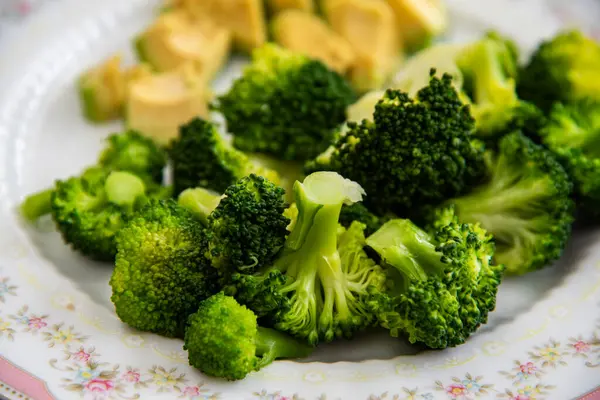 Beyaz kasede brokoli.