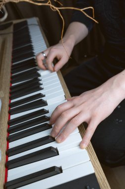 Yetenekli bir birey hem sanatını hem de tarzını sergileyen zarif bir yüzüğü parmağında taşırken usta bir piyano çalıyor.