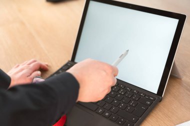 Tablet ekranında stil kullanan, çağdaş dijital not alma teknikleri ve uygulamaları gösteren bir kullanıcı