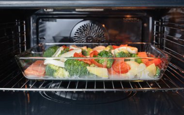 Taze sebzeler kızartılmak için ustalıkla hazırlandı, onları sağlıklı yemekler ve kolay, lezzetli tarifler için mükemmel hale getirdi.