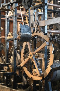 Enfes bir klasik mekanik sistemin, karmaşık dişli ve dişli hareketlerini gösteren kalıcı bir görüntüsü.