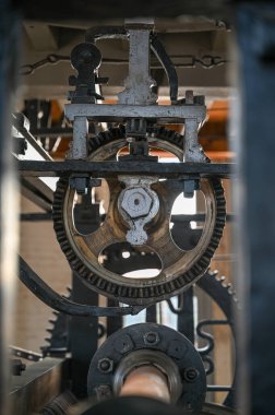 Bu büyüleyici görüntüde gösterilen vintage vites ve dişlilerin büyüleyici ayrıntılarını ve mekaniğini keşfedin.