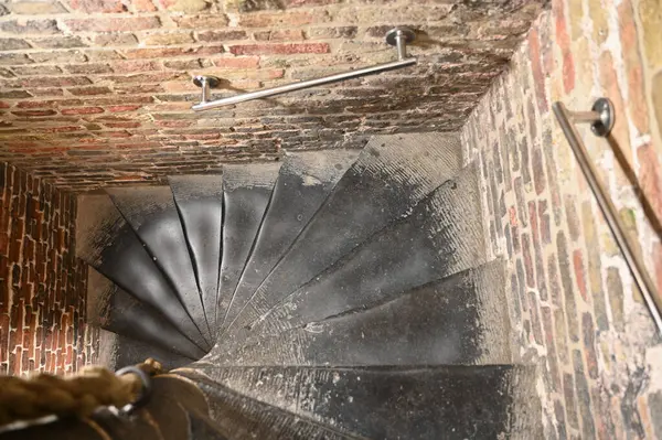 Tuğladan örülü duvarları olan sarmal bir merdivenin üst görüntüsü eşsiz bir mimari içgörü sağlıyor..