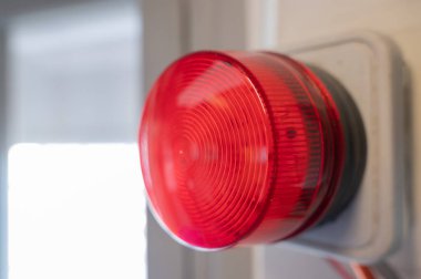 Parlak ve parlak bir kırmızı alarm ışığı. Güvenliği arttırmak ve acil durum sinyali vermek için mükemmel.