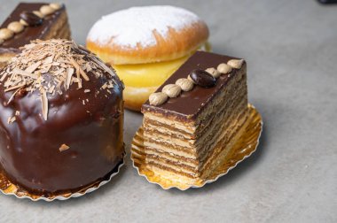 Lezzetli ve enfes yeni yapılmış hamur işleri, katmanlı kekler ve kremalı donut da dahil.