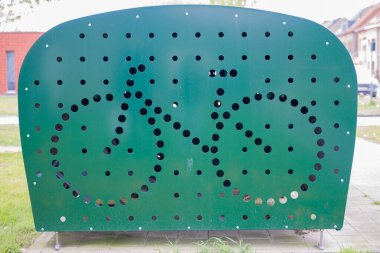 Yeşil duvar, ilginç ve benzersiz bir görsel efekt yaratarak, bir bisikletin yapısına benzeyen çeşitli deliklere sahiptir.