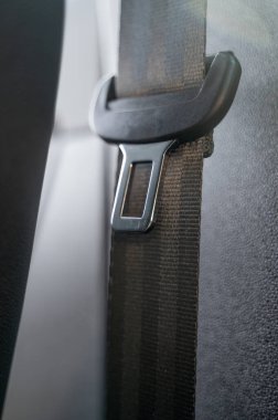 Daha iyi korunmak için modern araçlardaki güvenlik özelliklerinin vurgulandığı emniyet kemeri tokası ve kayışının ayrıntılı bir görüntüsü