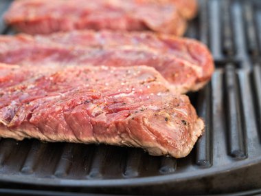 Taze ızgarada pişmiş biftek, barbekü meraklıları ve aşıklar için mükemmel.