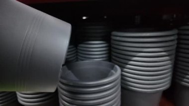 Uygun bitki yetiştirme, yayılma ve depolama için etkili ve etkili bir şekilde gri kaplar düzenlenir.