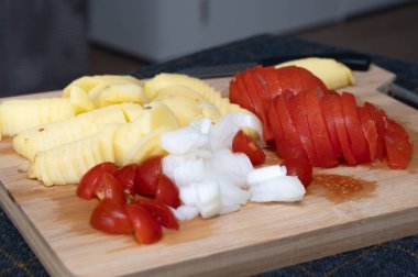 Taze kesilmiş sebzelerin canlı ve renkli bir karışımı şimdi lezzetli bir salata yemeği yapmak ya da pişirmek için hazırlanıyor.