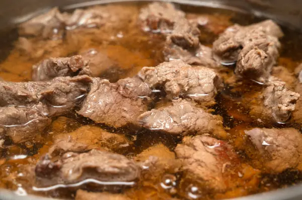 Biftek, inanılmaz lezzetli ve yumuşak bir yemek yaratan lezzetli bir çorbanın içinde yavaşça kaynıyor.
