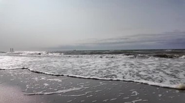 Serene ve Picturesque Sahil Manzarası Deniz Kenarı Groynes ve Huzurlu Dalgalar