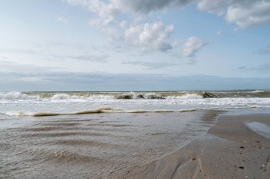 Gün batımında kıyıya vuran dalgaların sakin ve sakin görüntüsü huzuru ve derin rahatlığı çağrıştırıyor.