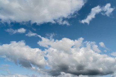 Bu manzara, canlı mavi gökyüzünde beyaz bulutları gösteriyor. Doğanın özünü yakalıyor. Muhteşem bir güzellik.