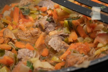 İnanılmaz lezzetli bir sığır güveci. Rengarenk taze sebzeler var. Hepsi de mükemmel bir şekilde kaynıyor.