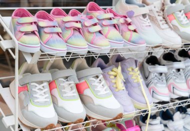 Çeşitli eğlenceli stiller ve renkli seçenekler sunan şık çocuk spor ayakkabıları koleksiyonunu keşfedin.