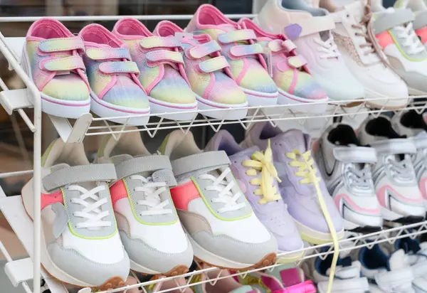 Çeşitli eğlenceli stiller ve renkli seçenekler sunan şık çocuk spor ayakkabıları koleksiyonunu keşfedin.