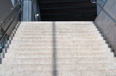 Zarif ve temiz modern bir merdiven. Doğal ışıkla güzelce aydınlatılan parlak beton basamaklar.