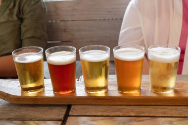 Zarif bir ahşap uçuşta servis edilen çeşitli el sanatları biralarından oluşan seçmeli bir sergi.