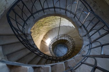 Zarif tasarımını ve zengin tarihi mimarisini güzelce sergileyen büyüleyici sarmal bir merdiven.