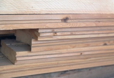 Eşsiz dokularını ve karmaşık katmanlarını gözler önüne seren istiflenmiş ahşap panellerin detaylı bir görüntüsü