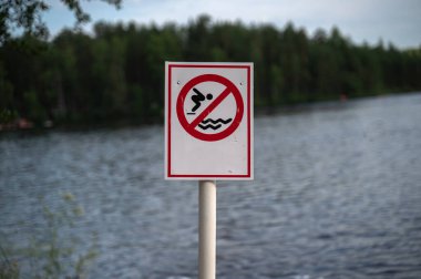 Bu herkesin güvenliğini sağlamak için yüzme ve suya dalmayı yasaklayan bir uyarı işareti.