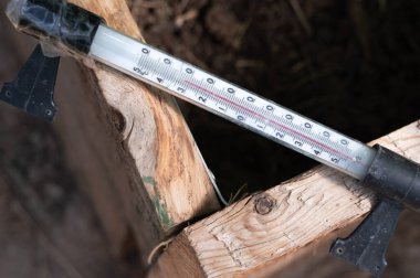 Önemli bir ölçüm aracı olan termometre bir tahta parçasına yerleştirilir.