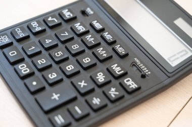 Bu parlak siyah hesap makinesi hem ofis hem de ev için kullanışlı işlevler sunar, verimli hesaplamalar sağlar