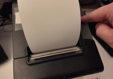 Kağıt yükleme ve işlem için düğmeye basma da dahil olmak üzere tam kapasiteli termal yazıcılar gösteriliyor