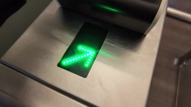 Erişim kontrol sistemleri, kullanıcılara giriş izinleri ve durumunu açıkça göstermek için kırmızı ve yeşil ışık kullanır